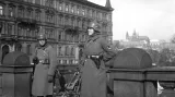 Praha, 15. březen 1939. Němečtí vojáci na mostě Legií, za nimi Hradčany.