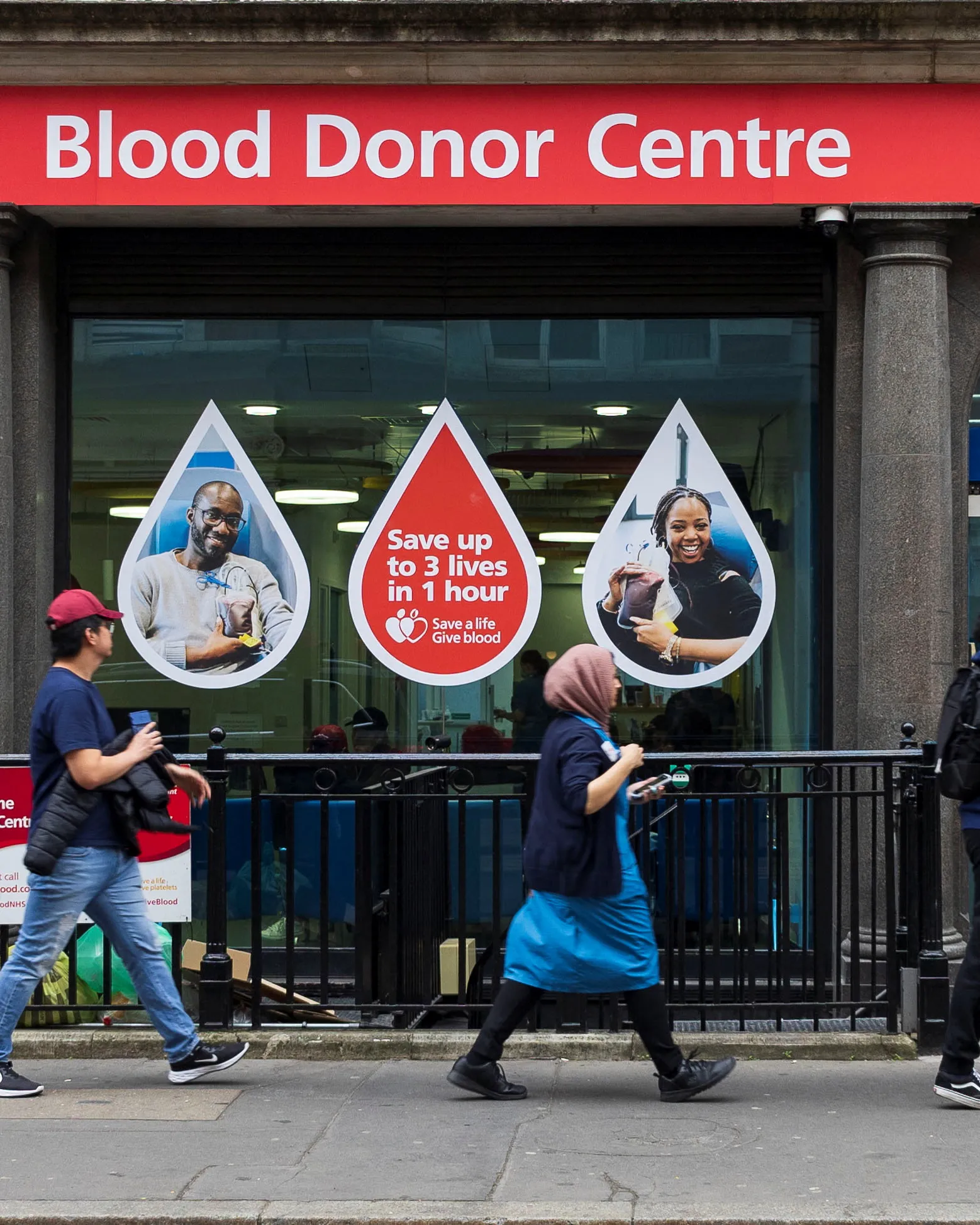 „Den hanby pro Británii.“ Vyšlo najevo, že pacienti léta dostávali krev se žloutenkou či HIV
