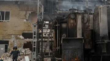 Dělníci opravují rozvodnou síť v Oděse poškozenou ruským ostřelováním