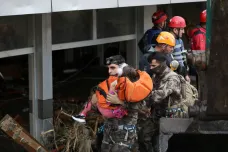 Počet obětí záplav na severu Turecka se zvýšil na 31. Voda strhla pět mostů