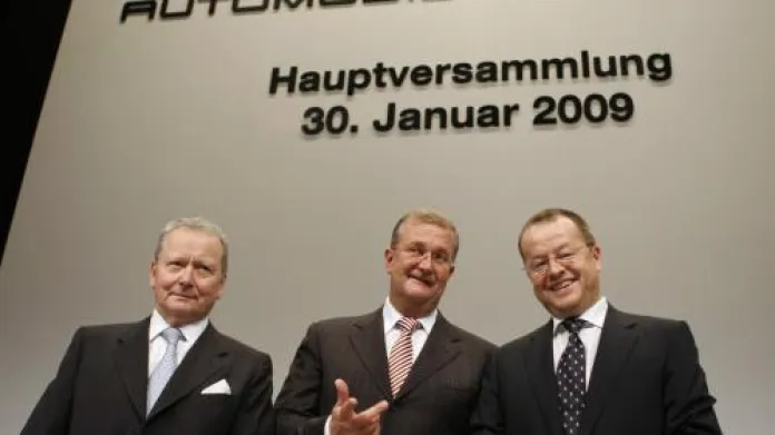 Čelní představitelé firmy Porsche Wendelin Wiedeking, Holger Harter a Wolfgang Porsche otevírají muzeum