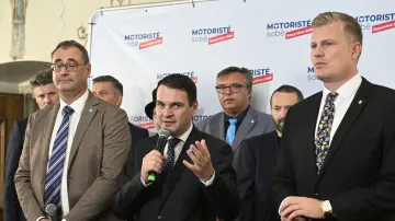 Lídr kandidátky Motoristů v Praze Boris Štastný, předseda strany Petr Macinka a europoslanec a lídr kandidátky ve Středočeském kraji Filip Turek