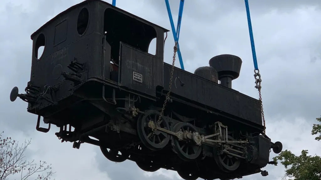 Historická parní lokomotiva se přestěhovala z Olomouce do ostravského muzea
