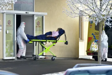 Počet pacientů v těžkém stavu neklesá, Blatný vylučuje uvolňování opatření