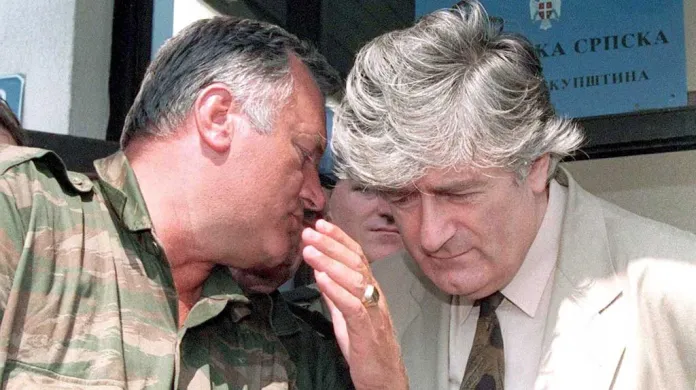 Ratko Mladić a Radovan Karadžić v roce 1993