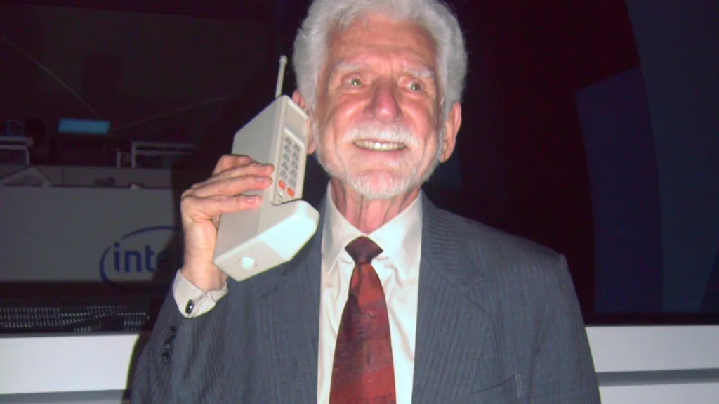 Martin Cooper si scénu prvního mobilního hovoru zopakoval roku 2007