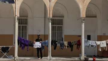 Muž stojí ve škole v Bejrútu, která slouží jako dočasné útočiště pro vysídlené osoby