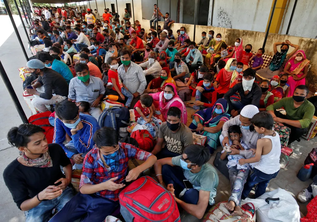 V tuto chvíli není jasné, jak dlouho bude ochromení dopravy pokračovat. Indická federální vláda nicméně chce vypravit speciální vlaky a autobusy