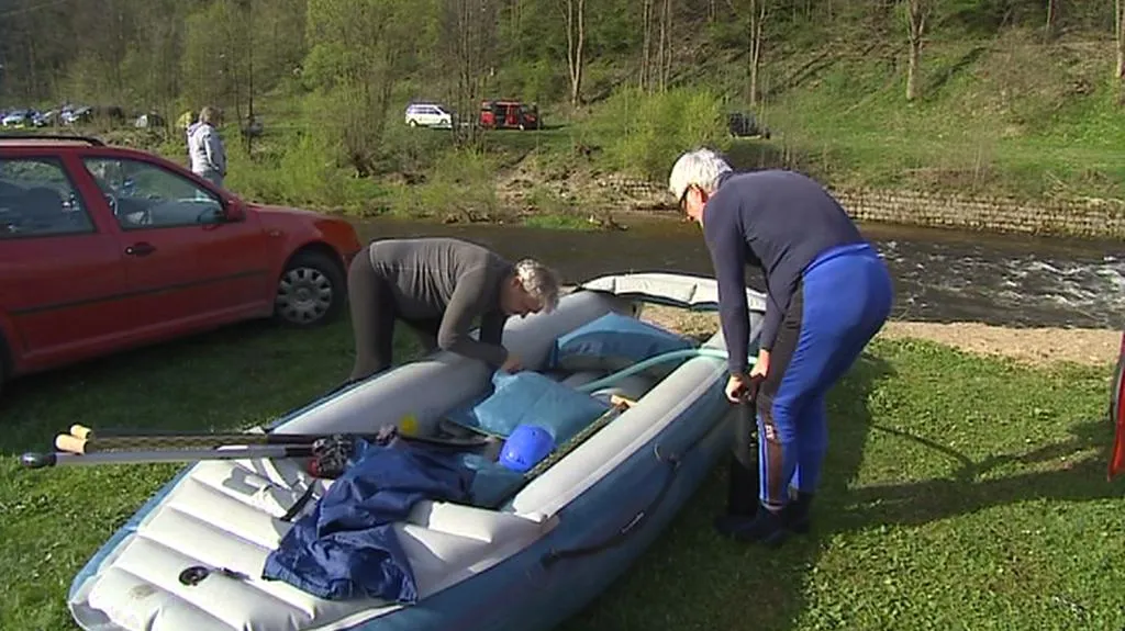 Vodáci připravují raft k plavbě