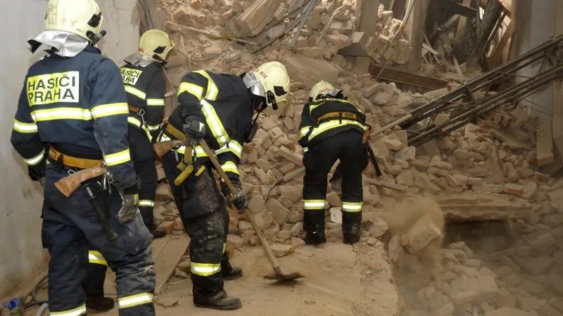 Hasiči zasahují ve zříceném domě