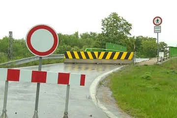 Kvůli nefunkčnímu mostu žijí lidé z Nelahozevsi v rozdělené obci