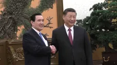 Tchajwanský exprezident Ma Jing-ťiou s čínským vládcem Si-Ťin pchingem