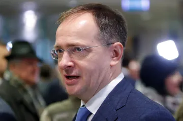 Kremelský poradce Medinskij sepsal seznam údajných pachatelů, kteří odstranili Koněvovu sochu