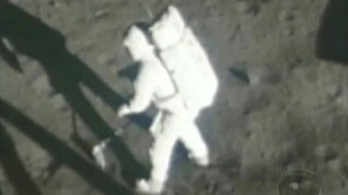 První, kdo zanechal lidskou stopu na Měsíci, byl Neil Alden Armstrong.