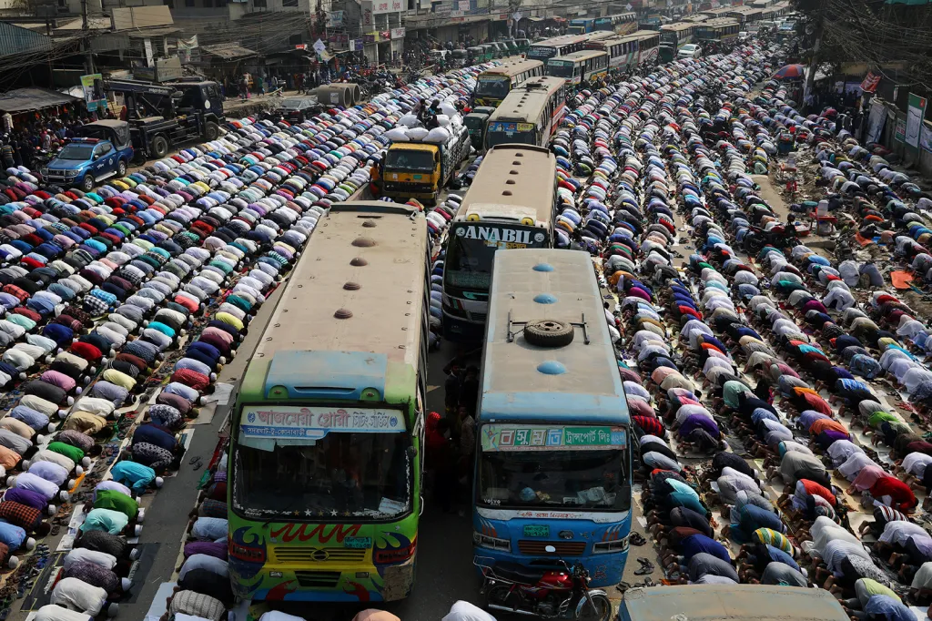 Dopravní zácpa při muslimské modlitbě v bangladéšské Dháce