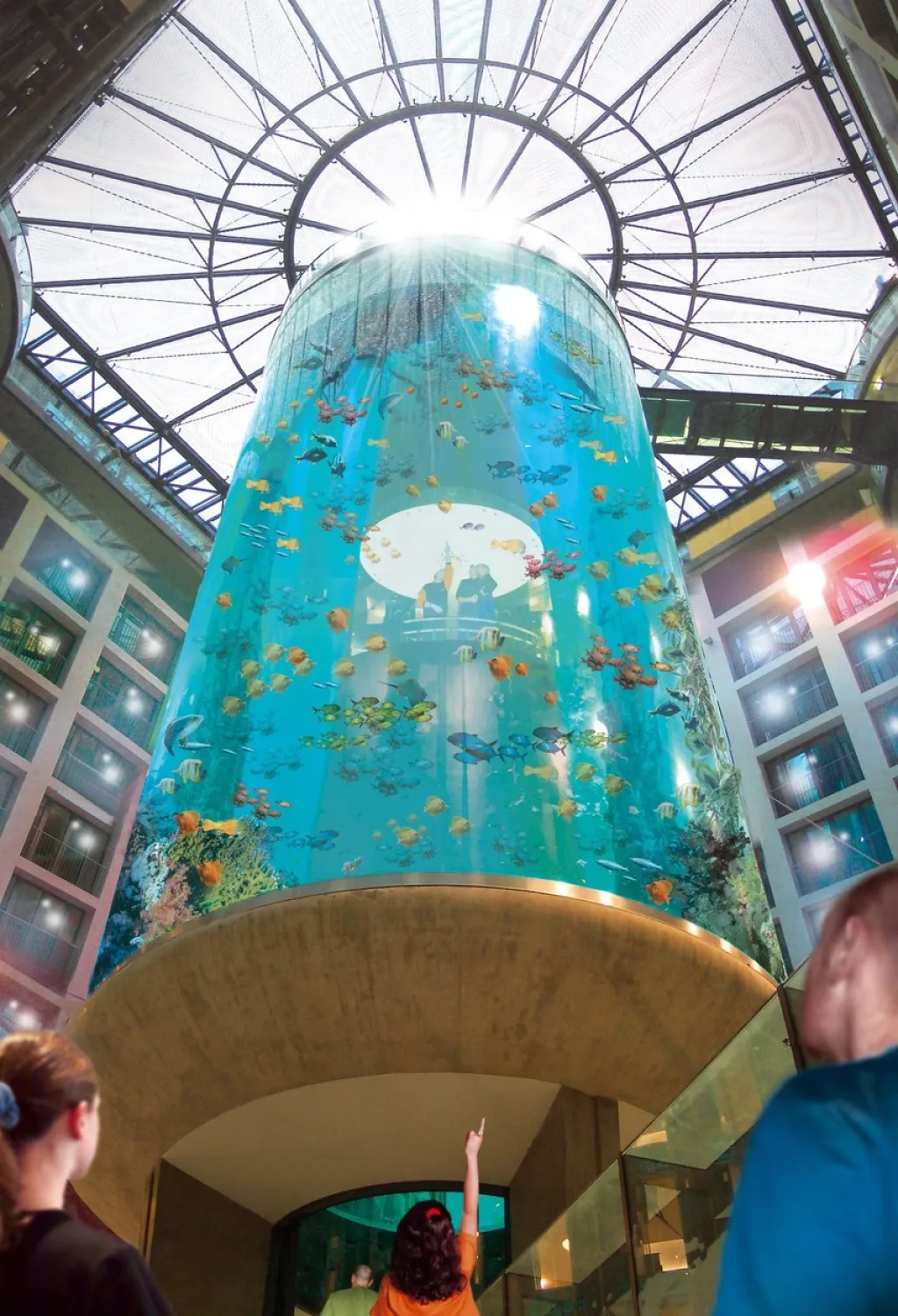 V Berlíně prasklo obří akvárium