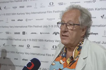 Dětem jsem koupil Spejbla a Hurvínka, zavzpomínal Geoffrey Rush na natáčení v Česku