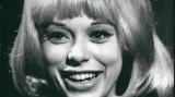Mladá Mireille Darcová byla vybrána pro jednu z hlavních rolí po boku Jeana Gabina ve filmu Monsieur režiséra Jeana Paula Le Chanoise (1964)