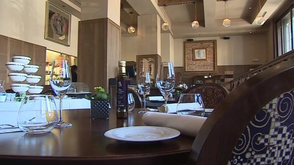 V hotelové restauraci musí být vše připraveno do posledního detailu