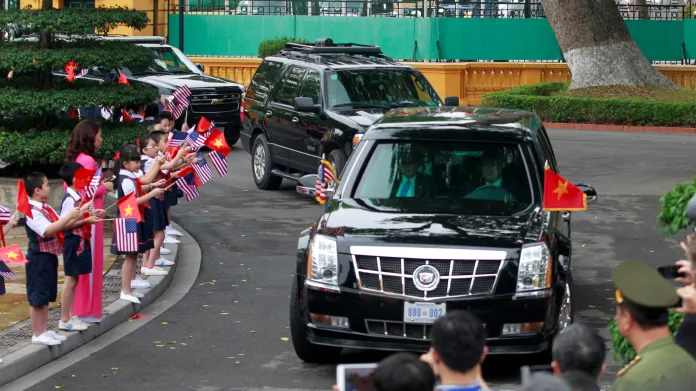 Kolona s Obamou přijíždí na uvítací ceremoniál k prezidentskému paláci v Hanoji