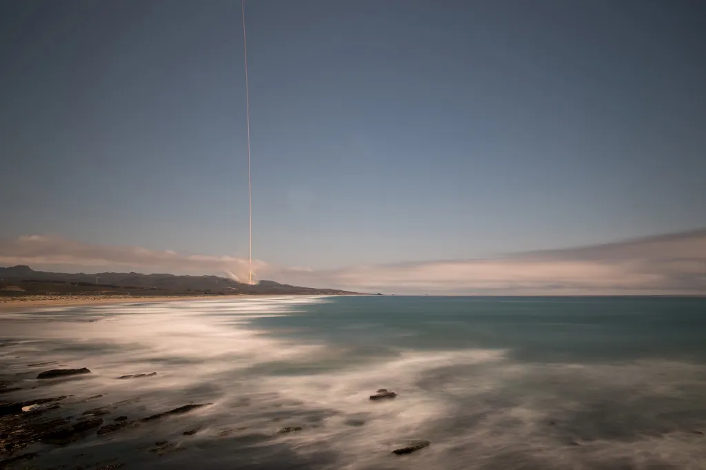 Snímek s dlouhou expozicí ukazuje start rakety SpaceX Falcon do vesmíru