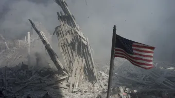Americká vlajka vztyčená v troskách Světového obchodního centra. Ikonický snímek z 11. září 2001