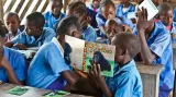 Kamerunské děti si čtou o gorilách