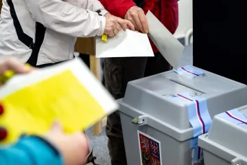 Na noc se zavřely volební místnosti, prezidentské volby vyvrcholí v sobotu