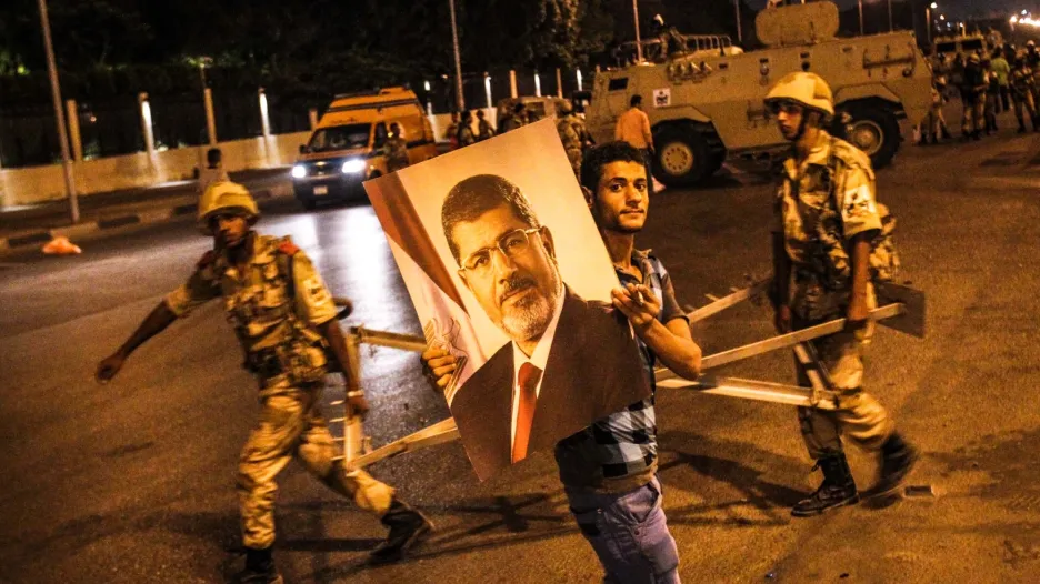 V Káhiře se v noci scházeli i příznivci prezidenta