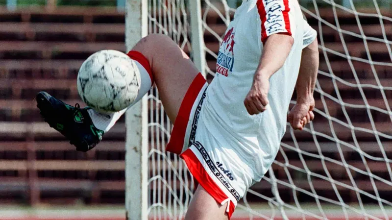 Orbán při tréninku s fotbalovým týmem Nyíregyháza (červen 1998)