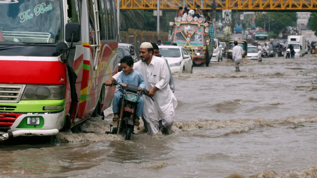 Zaplavené ulice v pákistánském Karáčí (31.8.2017)