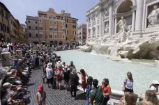 Mince z fontány di Trevi půjdou na opravu města, rozhodl Řím. Okrádáte chudé, bouří se církev