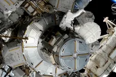 Astronautky vystoupily z ISS a opravují technická zařízení