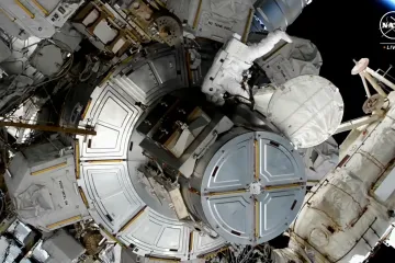 Astronautky vystoupily z ISS a opravují technická zařízení