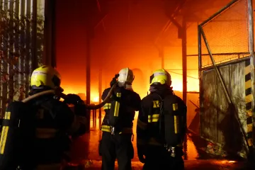 Na Příbramsku hořela výrobní hala. Škoda je 20 milionů korun