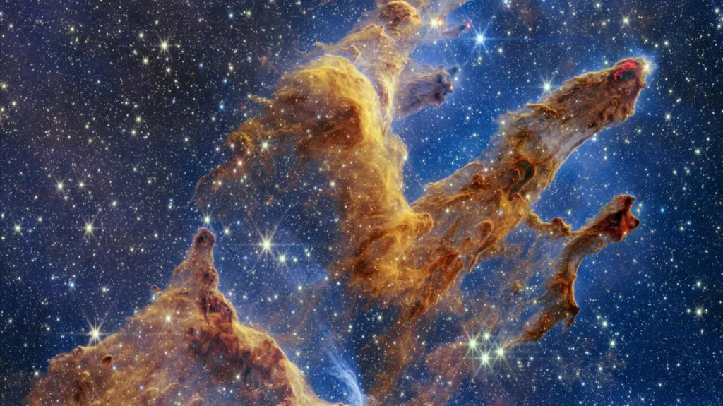 Sloupy stvoření v Orlí mlhovině na snímku Webbova teleskopu