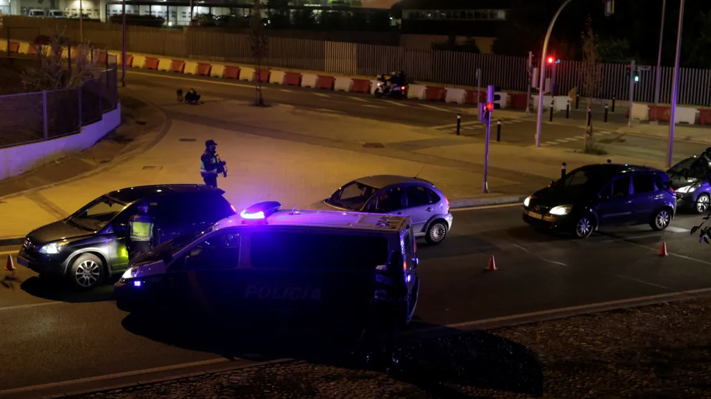 Policista kontroluje dokumenty v rámci uzávěry Madridu kvůli šíření epidemie koronaviru