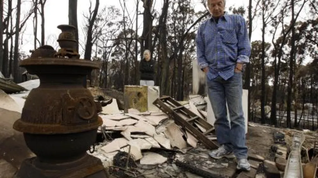 Australany po návratu domů vítají spáleniště