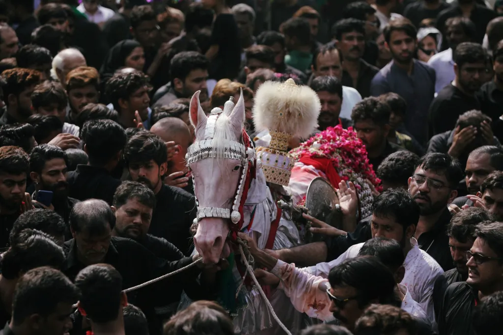 V pákistánském Láhauru zdobí věřící posvátného koně, který má přinášet štěstí