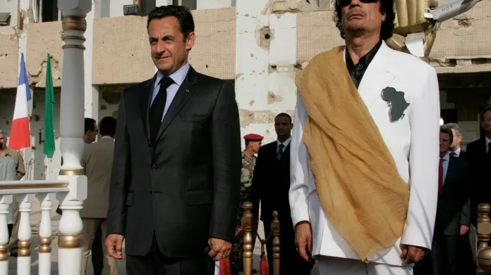 Sarkozy a Kaddáfí na snímku z roku 2007
