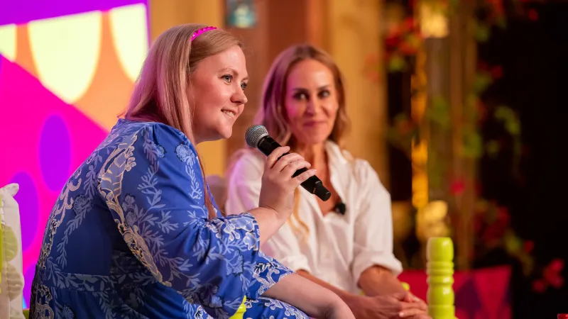 Rebecca Yarrosová na literárním Emirates Airline Festivalu v roce 2024