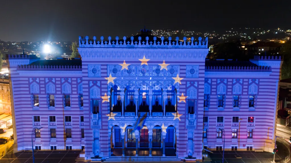 Vlajka EU na budově Národní knihovny v Bosně a Hercegovině