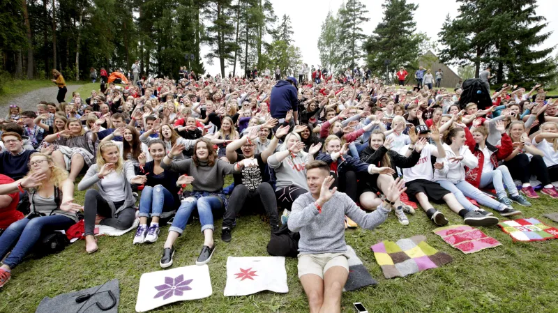 Znovuotevření letního kempu na Utoye, v popředí dřívější lídr organizace