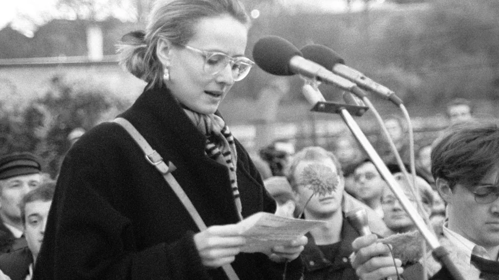 Monika Pajerová na Albertově (17. 11. 1989)