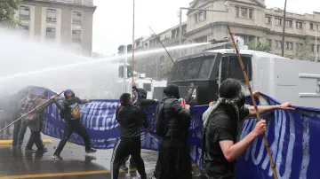 Demonstrace tradičních obyvatel v Chile proti výročí Kryštofa Kolumba