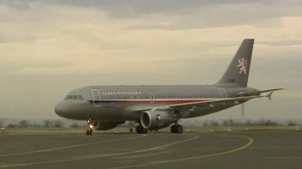 Poslední členové kontingentu přistávají