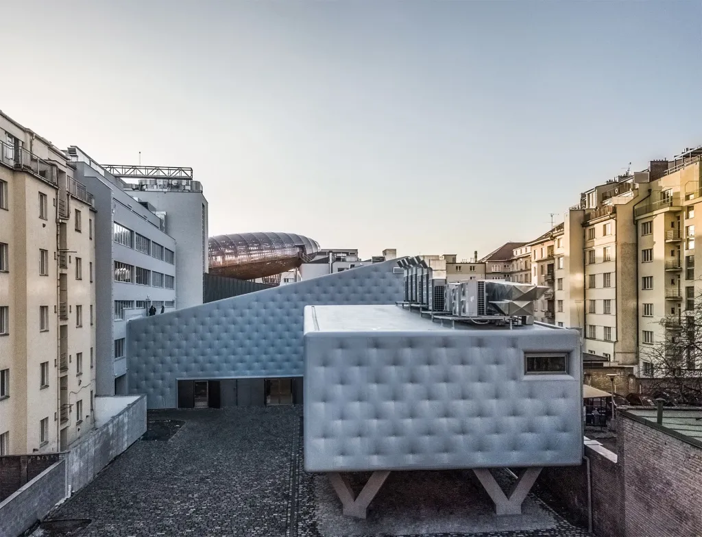 DOX, Praha. Centrum DOX, které letos oslaví desáté narozeniny, se rozšířilo o nový multifunkční sál nazvaný DOX+, který vyniká svými akustickými parametry. Tento projekt vznikl podle návrhu architektonického studia Petr Hájek Architekti a slouží jako experimentální sál divadlu, tanci, hudbě, filmu či performanci.