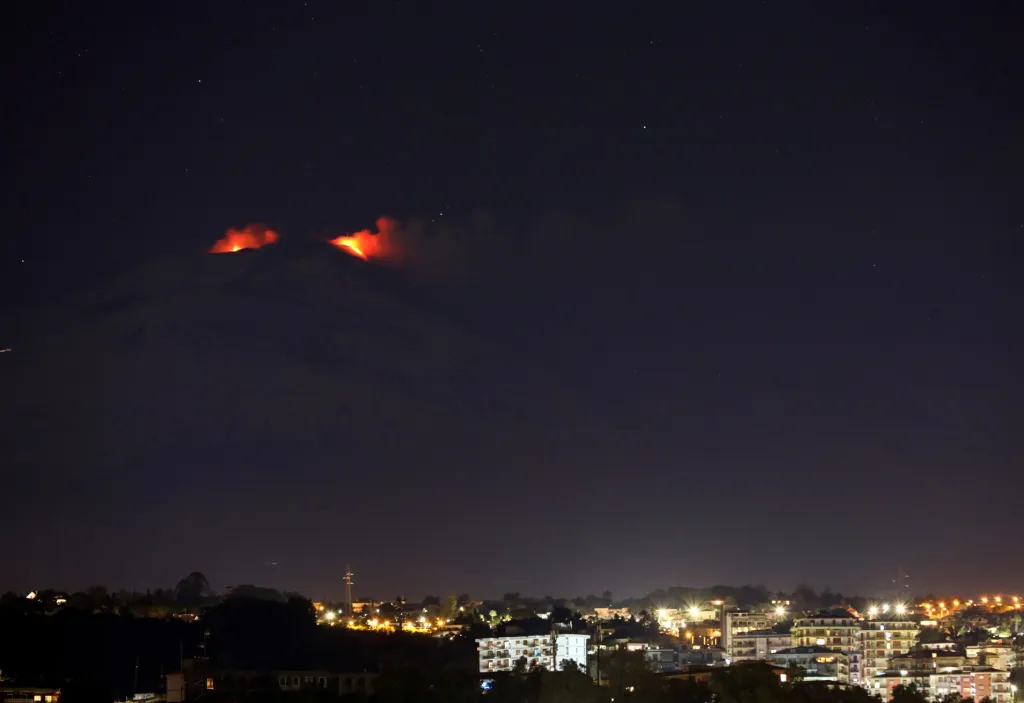 Etna mrkla na město. Sopka, kterou zná každý obyvatel sicilských měst Catania a Messina, o sobě dala znovu vědět. Několik silných erupcí probudilo obyvatele měst v noci na 5. ledna, kdy se na jejím vrcholu objevily proudy lávy
