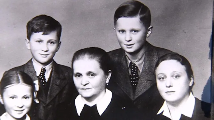 Bratři Mašínovi s matkou a sestrou