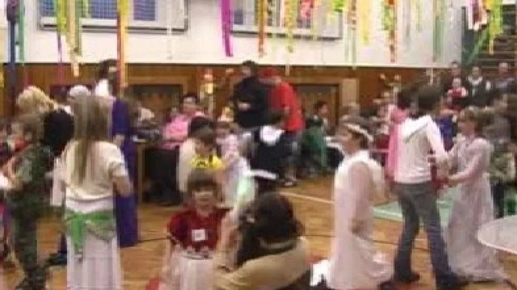 Děti tancují na maškarním plese